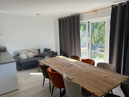 un soggiorno con tavolo e sedie in legno di OTTO Apartments ad Amburgo