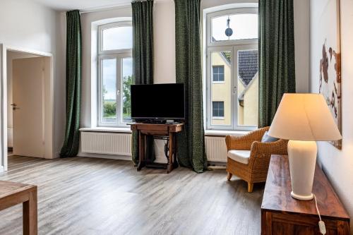 TV a/nebo společenská místnost v ubytování Ferienwohnung Flut am Weserstrand