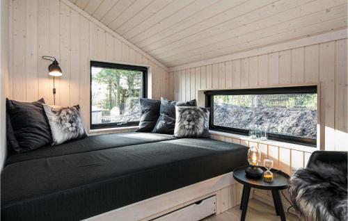 Cama grande en habitación con ventana en Nice Home In Hadsund With Kitchen, en Hadsund