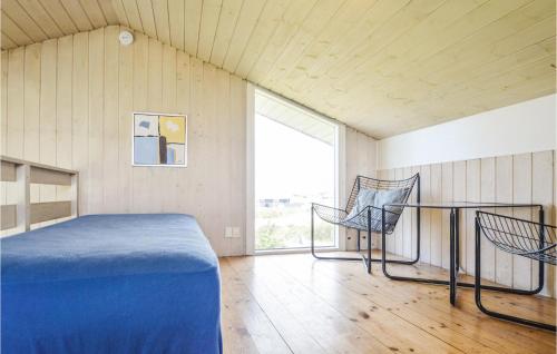 ロンストラップにあるNice Home In Hjrring With 5 Bedrooms, Sauna And Wifiのベッドルーム1室(ベッド1台、椅子2脚付)