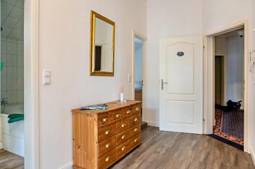 ein Badezimmer mit einer Kommode und einem Spiegel an der Wand in der Unterkunft Ferienwohnung Flut in Sandstedt