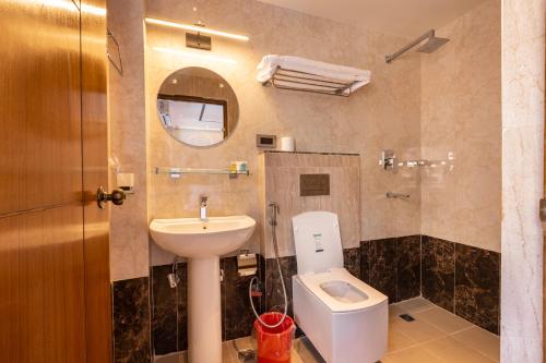 加德滿都的住宿－Ananta Home，一间带水槽、卫生间和镜子的浴室