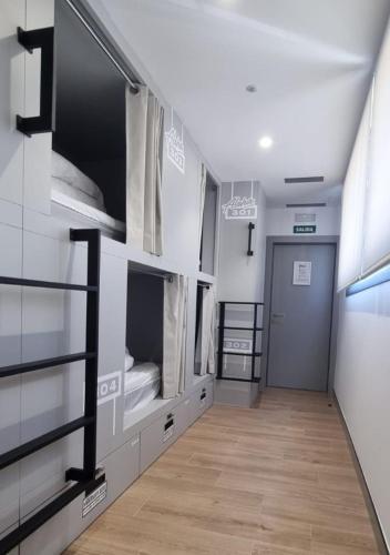 Televisyen dan/atau pusat hiburan di Aloha Surf Hostel
