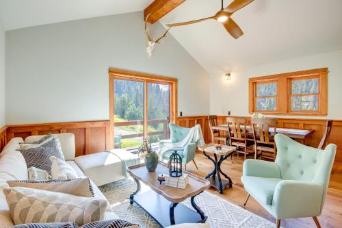 Posezení v ubytování Secluded Livingston Retreat with Deck and Fire Pit!