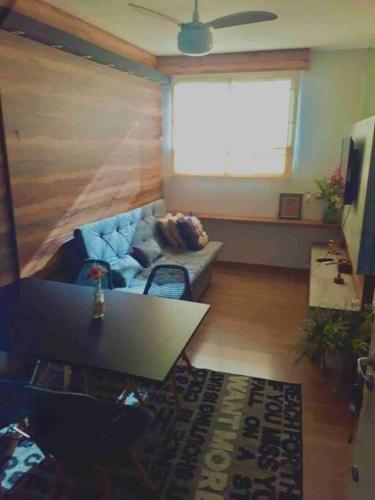 a living room with a couch and a table at Melhor custo benefício: elegância e conforto. in Maringá
