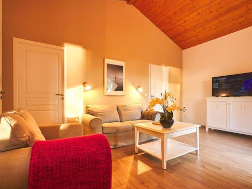 un salon avec un canapé et une table dans l'établissement Holiday Home Les Cottages du Lac M4 Premium by Interhome, à Parentis-en-Born