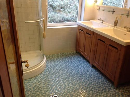 a bathroom with a sink and a tub and a toilet at Charmantes Landhaus mit Garten und traumhaftem Fernblick in Thal