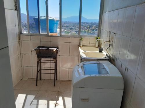 y baño con lavadora y lavamanos. en Apartamento Anchieta 7 Belo, en Río de Janeiro