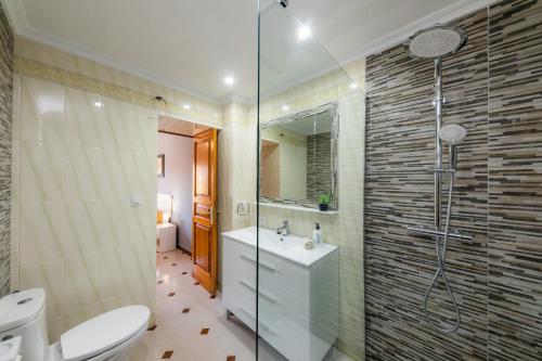 łazienka z prysznicem, toaletą i umywalką w obiekcie Apartamento Socorro 39-1 w mieście Felanitx