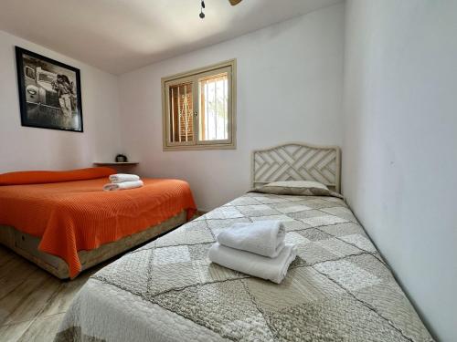 1 dormitorio con 2 camas y ventana en Vacation Station, Golf del Sur, en San Miguel de Abona