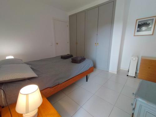 una camera con un letto e una lampada di Precioso apartamento con piscina en Tamariu a Tamariu