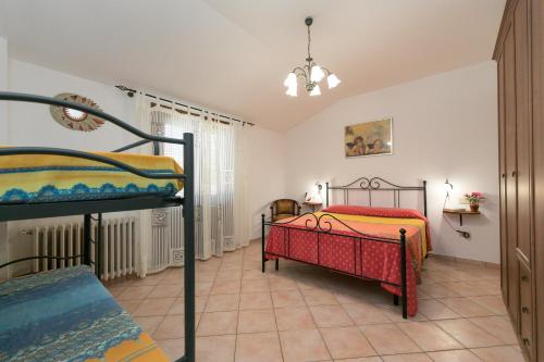 1 dormitorio con 2 literas en Il Pino - appartamento Alloro, en Cecina