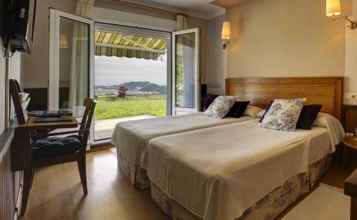 Postel nebo postele na pokoji v ubytování Hotel Mirador del Sella