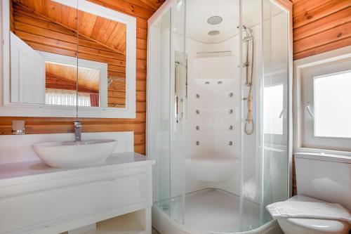 Bilik mandi di Villa Lucida - Kalkan Hills - Exclusive Villas with Private Pool and Majestic Sea Views