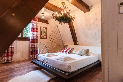 Isola的住宿－DOLF - Villa Ombrosa，阁楼卧室配有床