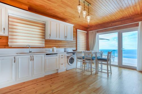 Dapur atau dapur kecil di Villa Lucida - Kalkan Hills - Exclusive Villas with Private Pool and Majestic Sea Views