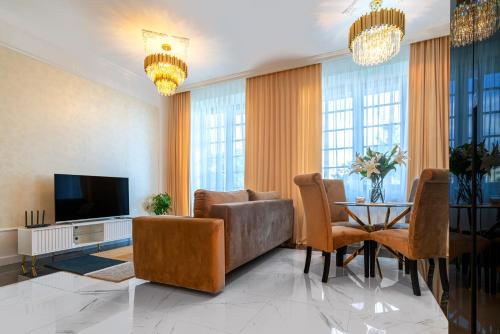 una sala de estar con un sofá y una mesa en Apartament Versace Jana Pawła, en Wroclaw