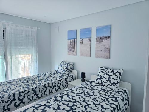 een slaapkamer met 2 bedden en een raam bij Apartment Dona Vitória - Monte Gordo Beach in Monte Gordo