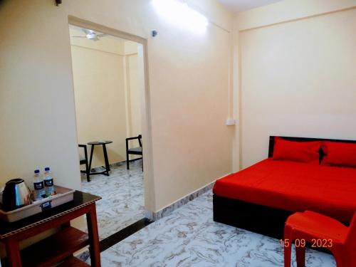 sypialnia z czerwonym łóżkiem i lustrem w obiekcie Hotel Shree Ram SIA Residency w mieście Gaja