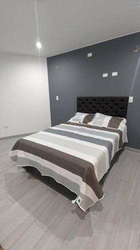 een slaapkamer met een groot bed in een kamer bij Espacioso departamento en cayma in Cayma