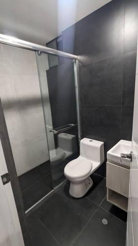 een kleine badkamer met een toilet en een douche bij Espacioso departamento en cayma in Cayma