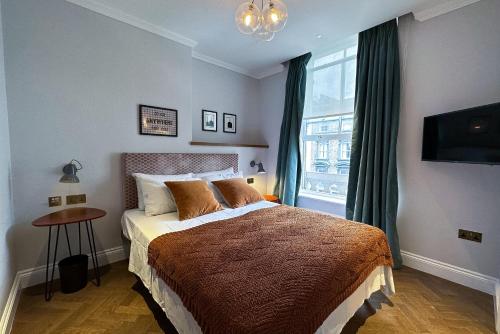 1 dormitorio con cama y ventana en THE KNIGHT OF NOTTINGHILL, en Londres