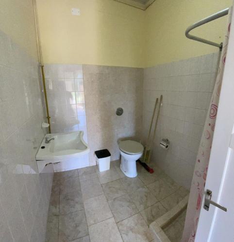 uma casa de banho com uma banheira, um WC e um lavatório. em Apartamento Río y Selva em Puerto Iguazú