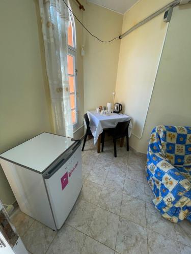 um pequeno quarto com uma mesa e uma cadeira em Apartamento Río y Selva em Puerto Iguazú