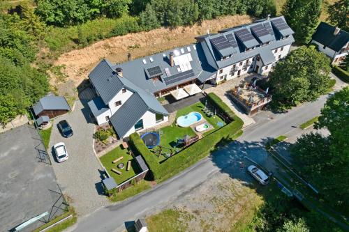 uma vista aérea de uma casa com um quintal em Horský Hotel Sněženka em Hynčice pod Sušinou
