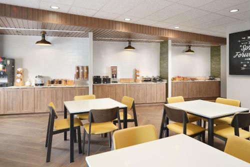 a restaurant with tables and chairs and a counter at Fairfield Inn & Suites by Marriott Fort Lauderdale Northwest in Tamarac