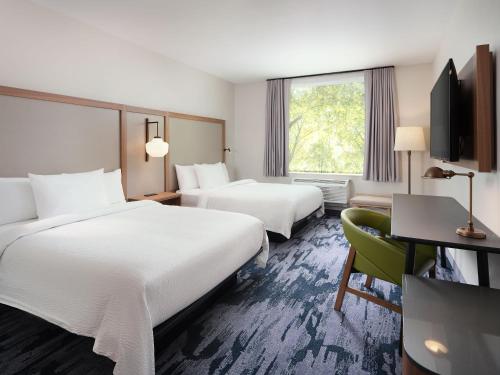 pokój hotelowy z dwoma łóżkami i telewizorem w obiekcie Fairfield Inn & Suites by Marriott Fort Lauderdale Northwest w mieście Tamarac