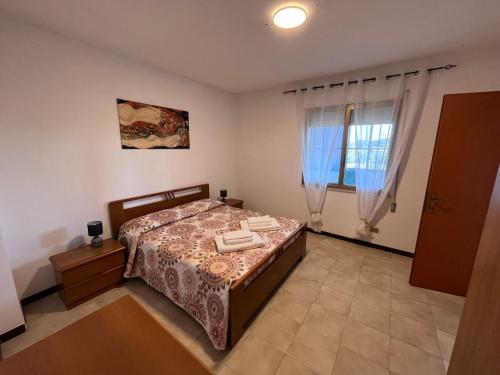 1 dormitorio con cama y ventana en Il Sole en Donigala Fenughedu