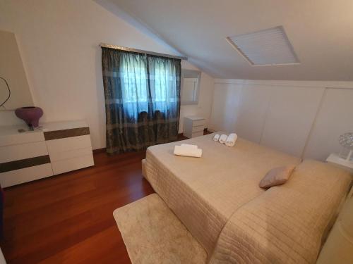 a bedroom with two beds and a window at Villino Sabbia d'Oro in San Vincenzo