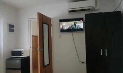 Genesis Apartmentsにあるテレビまたはエンターテインメントセンター