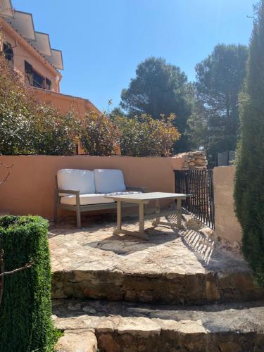 Casa del jabali - Tiny house في Tivissa: مقعد على قمة فناء حجري