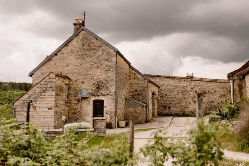 un ancien bâtiment en briques dans un champ dans l'établissement gîte la vannageoise, aux Riceys