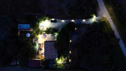 una vista aérea de una casa por la noche con luces en La casetta di Eve Casa Vacanze en Guardialfiera