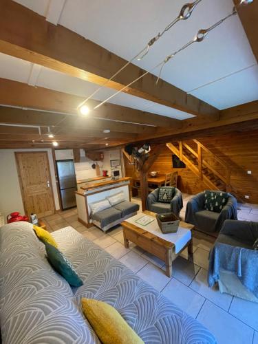 Le CHAL HEUREUX bel appartement dans vieille ferme de montagne rénovée