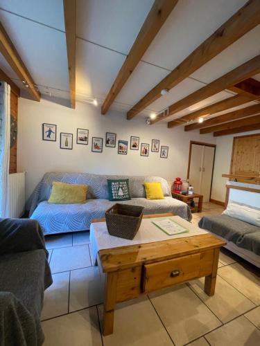 ein Wohnzimmer mit einem Sofa und einem Couchtisch in der Unterkunft Le CHAL HEUREUX bel appartement dans vieille ferme de montagne rénovée in Les Orres