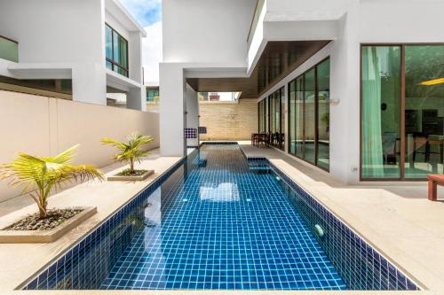 The swimming pool at or close to 【超值】2卧室别墅【宽敞舒适】13米长私家泳池，配套齐全出行方便700米到kamala海滩