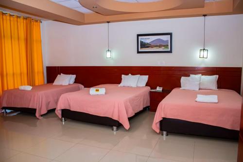 Ένα ή περισσότερα κρεβάτια σε δωμάτιο στο La Estancia Hotel
