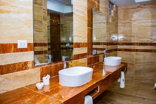Ένα μπάνιο στο La Estancia Hotel