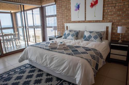 sypialnia z łóżkiem z ręcznikami w obiekcie 7 Eagles View w mieście Jeffreys Bay