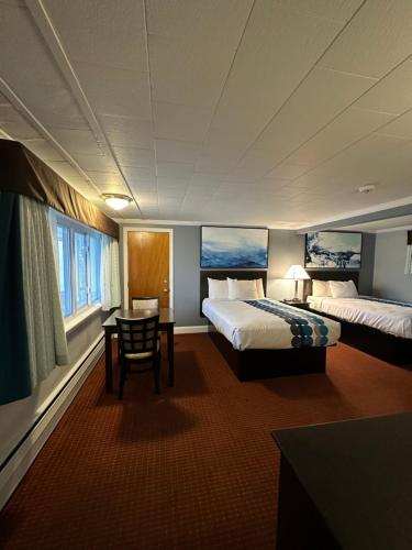 Postel nebo postele na pokoji v ubytování Rodeway Inn Orleans - Cape Cod