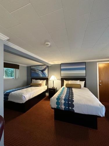 Postel nebo postele na pokoji v ubytování Rodeway Inn Orleans - Cape Cod