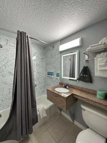 Koupelna v ubytování Rodeway Inn Orleans - Cape Cod
