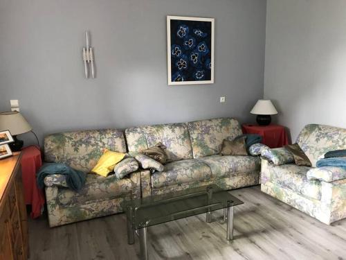 un soggiorno con divano e tavolo di Un havre de paix pour découvrir Vichy , sa région a Vichy