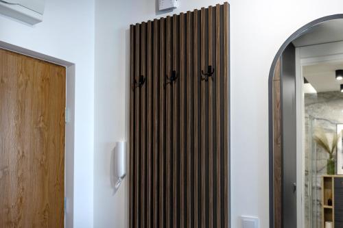 a wooden radiator on a wall next to a mirror at Apartament LUX przy Pileckiego 34 in Biała Podlaska