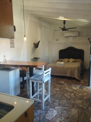 Habitación con cama, mesa y escritorio. en Disfruta como local en Mendoza