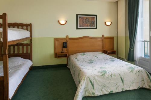 Katil atau katil-katil dalam bilik di Logis Hôtel & Restaurant - Le Normandie